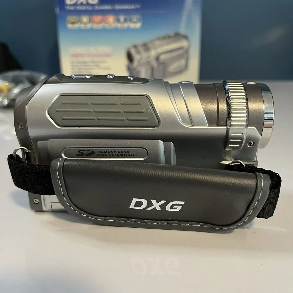 DXG 572V Digital Camcorder/5.0 Megapixel  4x Digital Zoom Open Box